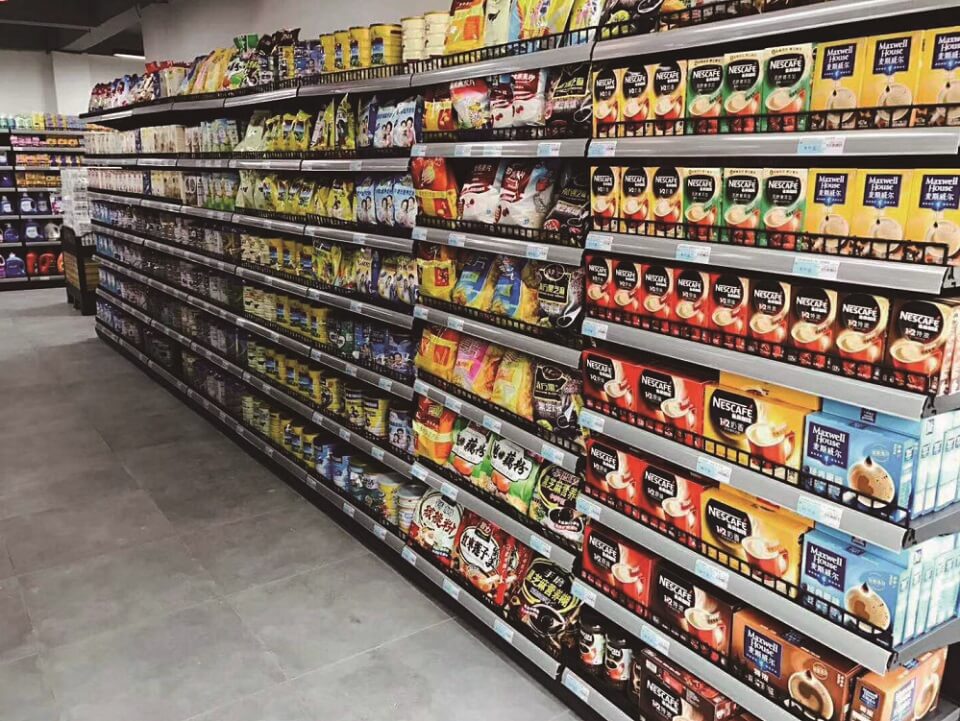 商品在超市或商店货架的位置不是随意的,哪一些放在上层货架,哪一些